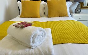 Robinhuts - 3 Bed Accommodation -Perfect For Contractors, Families & Students